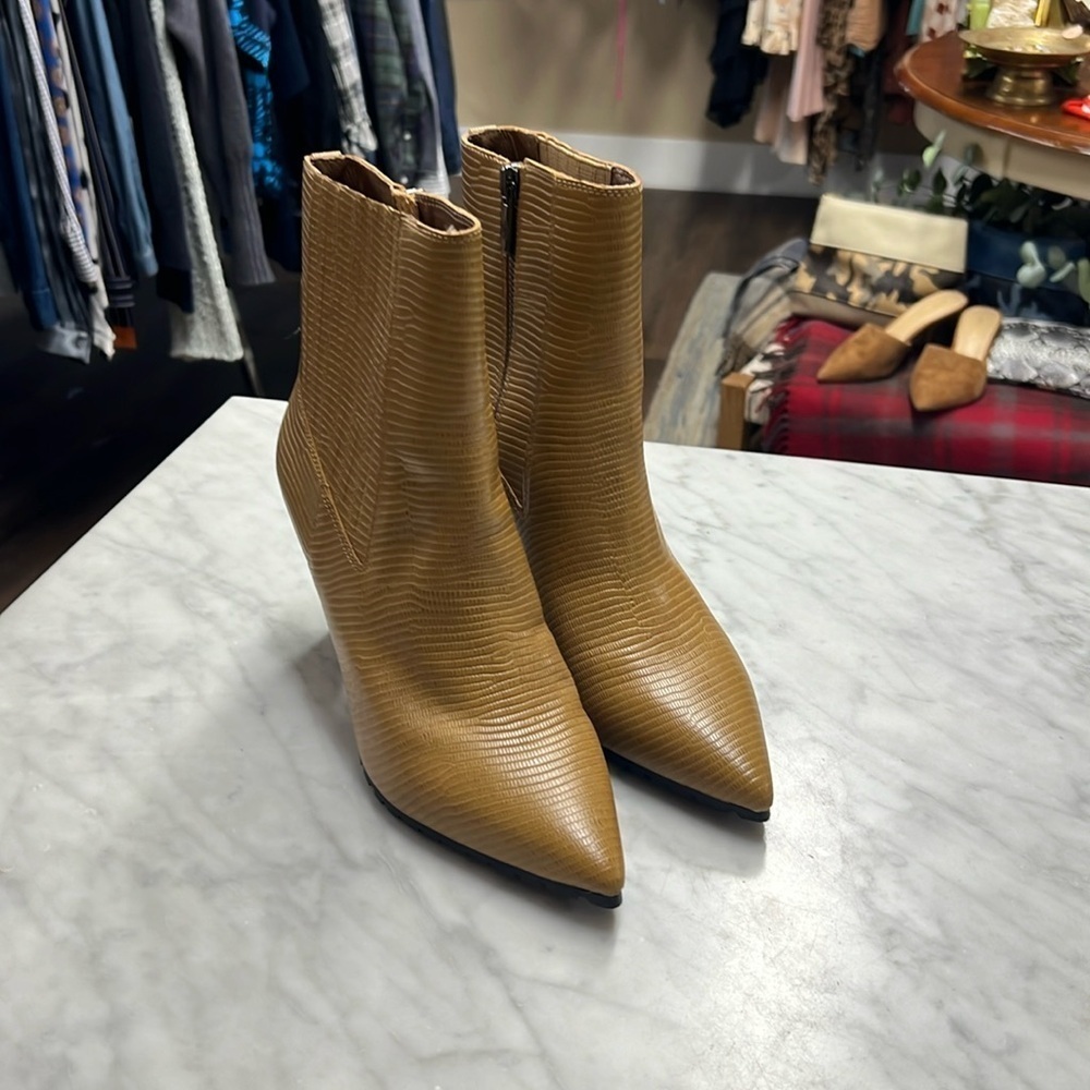 Donald J Pliner Deniz 82 Leather Pointed Toe Ankle Boot NEW Size 7.5